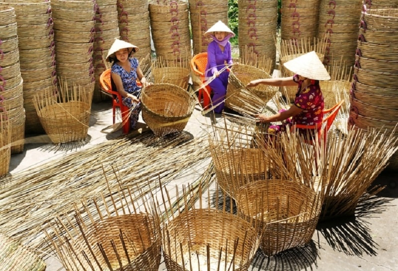 Làng nghề mây tre đan Thạch Cầu thuộc xã Nam Tiến, huyện Nam Trực. Ở nơi đây, từ các cụ già đã ngoài bảy mươi đến những đứa trẻ mới lên mười đều có thể thoăn thoắt đan tre, thế nên nghề đã phát triển hàng trăm năm nay. Tre và mây nguyên liệu phải già, tre có dóng dài, càng thẳng càng tốt. Tre nứa được chặt về, ngâm dưới ao ít nhất một tháng để chống mối mọt mới được mang lên chẻ vót.