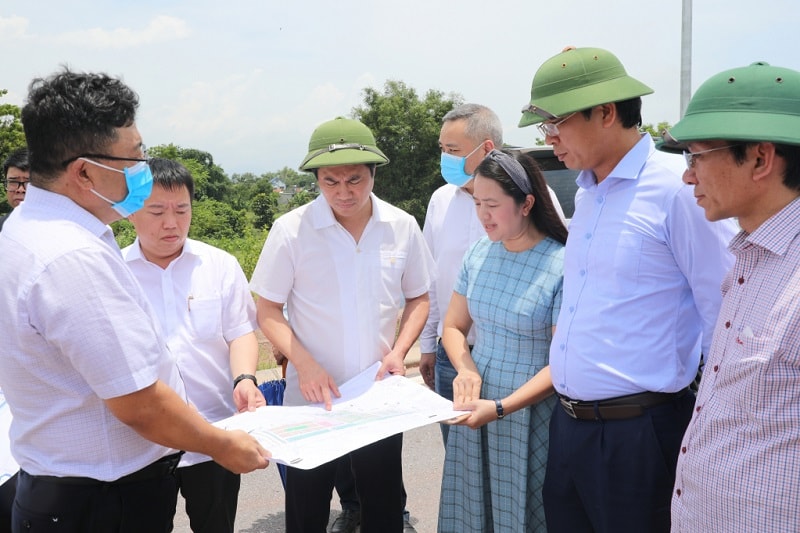 Chủ tịch UBND tỉnh Quảng Ninh Nguyễn Tường Văn kiểm tra quy hoạch khu nhà ở công nhân và khu đô thị phụ trợ, phục vụ đầu tư xây dựng KCN Cảng biển Hải Hà giai đoạn 1, tháng 6/2022 (Ảnh: Báo Quảng Ninh)