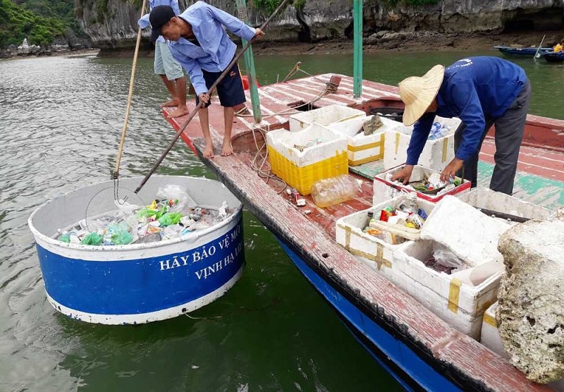 Thu gom rác thải trên Vịnh Hạ Long (ảnh báo QN)