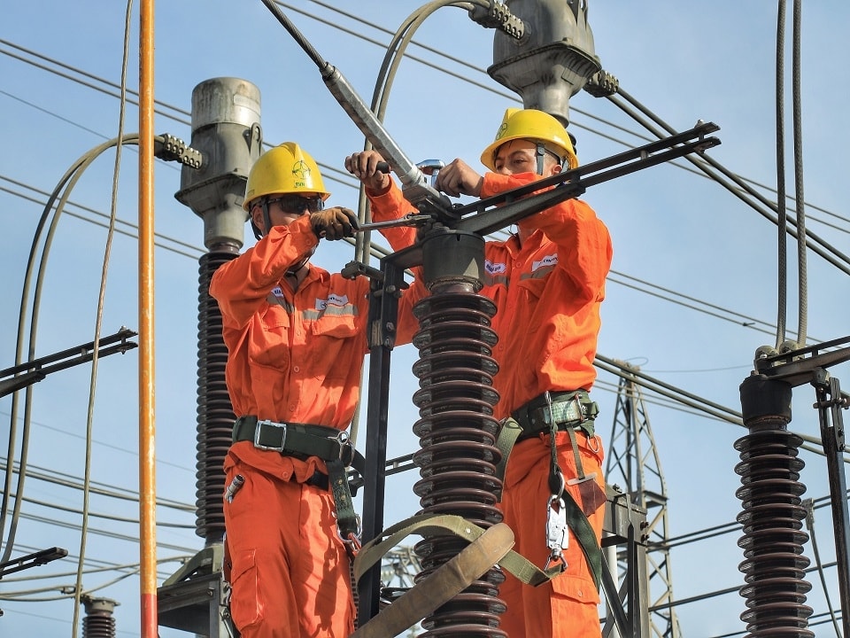 Vệ sinh xử lý tiếp xúc tại dao cách ly xuất tuyến đầu trạm 220kV Nam Định (E3.7)