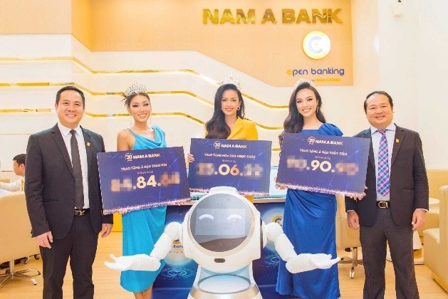 Đại diện Nam A Bank trao tặng tài khoản số đẹp cho Top 3 HHHV Việt Nam 2022.