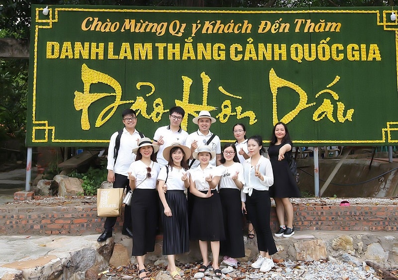 Du khách chụp ảnh lưu niệm tại danh lam thắng cảnh quốc gia đảo Dấu