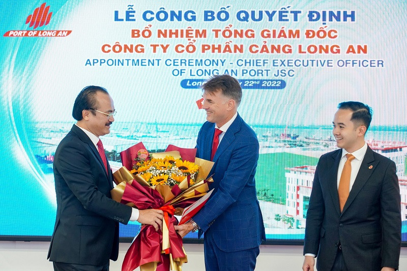 Ông Võ Quốc Thắng, Chủ tịch Đồng Tâm Group trao tặng hoa cho tân Tổng Giám đốc Cảng Quốc tế Long An. Ảnh: Đồng Tâm Group