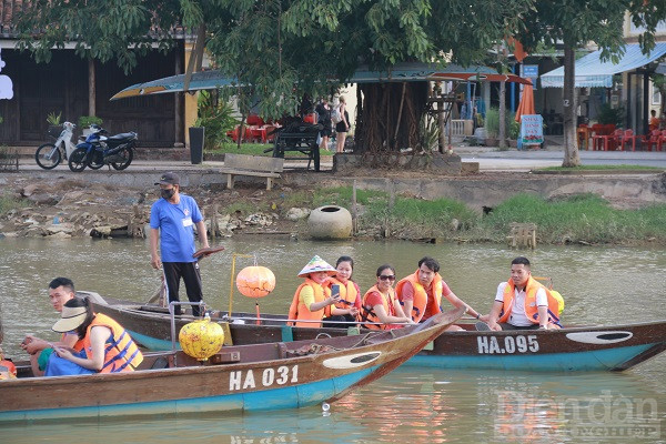 Sau chuyến du ngoạn trên sông Hoài, chị Nguyễn Thị Hồng Thúy (du khách Hà Nội) chia sẻ: 