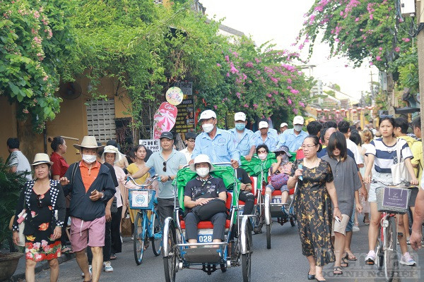 Sau một thời gian nỗ lực kích cầu du lịch, Hơn một tháng qua, TP. Hội An, đón hàng nghìn lượt khách trong và ngoài nước đến tham quan, du lịch mỗi ngày.