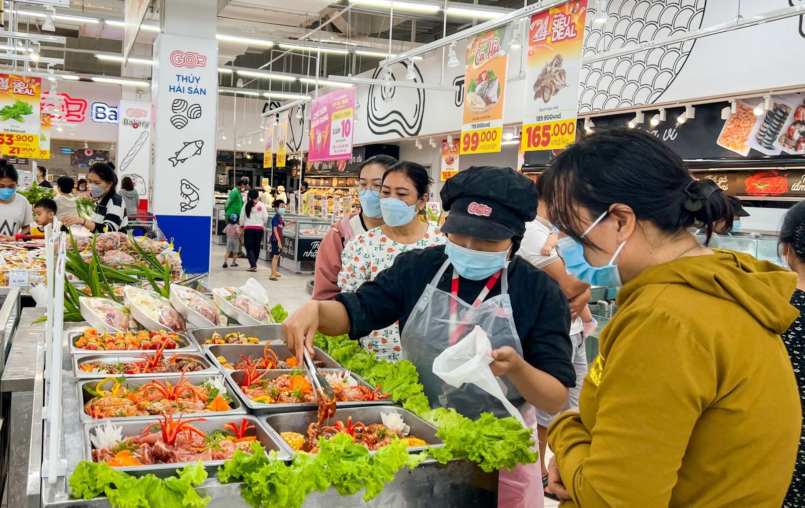 2 Người tiêu dùng hào hứng mua sắm các mặt hàng tươi sống tại Đại siêu thị GO!