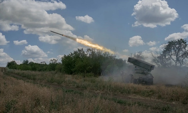 Quân đội Ukraine khai hỏa về phía lãnh thổ do Nga kiểm soát ở Donetsk. Ảnh: NY Times.