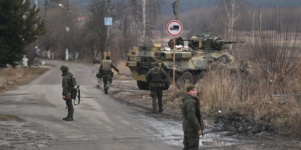 Binh sỹ Ukraine bảo vệ một căn cứ không quân ở thủ đô Kiev. (Ảnh: Getty Images)