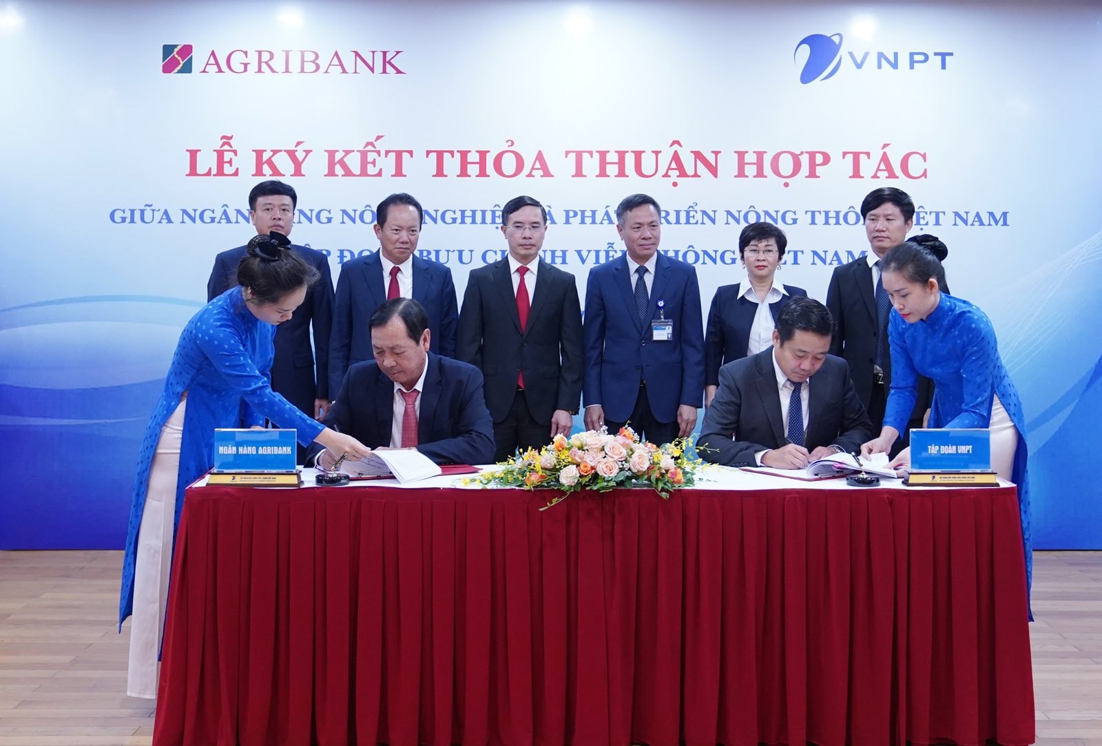 Tổng giám đốc Agribank Tiết Văn Thành (bên trái) và Tổng giám đốc VNPT Huỳnh Quang Liêm (bên phải) ký kết thỏa thuận hợp tác giữa hai bên.jpg