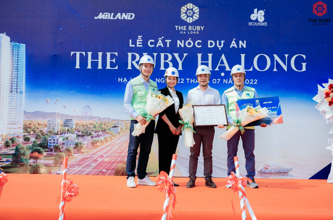 Đại diện Chủ đầu tư trao bằng khen thưởng đến Tổng thầu xây dựng Hòa Bình đã xuất sắc hoànp/thành cất nóc dự án vượt tiến độ cam kết