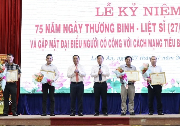 Bí thư Tỉnh ủy - Nguyễn Văn Được (thứ 3 từ trái sang), Chủ tịch UBND tỉnh - Nguyễn Văn Út (thứ 3 từ phải sang) tặng bằng khen cho các tập thể có thành tích trong công tác đền ơn đáp nghĩa