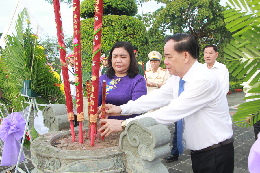 Phó Bí thư Thường trực Tỉnh ủy-Chủ tịch HĐND tỉnh Hồ Thị Hoàng Yến và Phó Bí thư Tỉnh ủy-Chủ tịch UBND tỉnh Trần Ngọc Tam dâng hương trước Tượng đài Liệt sĩ tỉnh.