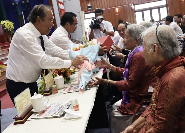 Nguyên Phó Thủ tướng Thường trực Chính phủ – Trương Hòa Bình tặng hoa và Bí thư Tỉnh ủy, Chủ tịch HĐND tỉnh – Nguyễn Văn Được tặng quà cho các Mẹ Việt Nam anh hùng