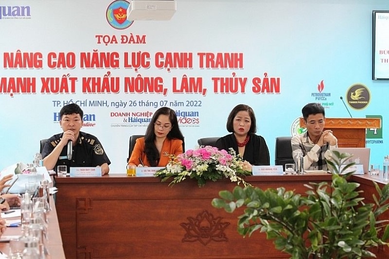 Ông Đào Duy Tám (ngoài cùng bên trái) phát biểu tại tọa đàm.