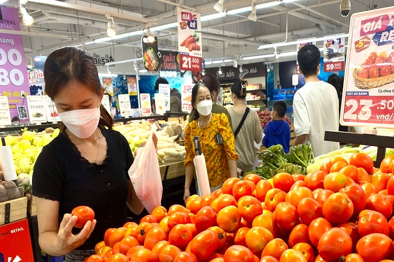 Giá cả hàng hóa vẫn tạo áp lực lên đời sống của người dân và hoạt động của doanh nghiệp dù giá xăng dầu đã giảm sâu 2 phiên liên tiếp - Ảnh minh họa