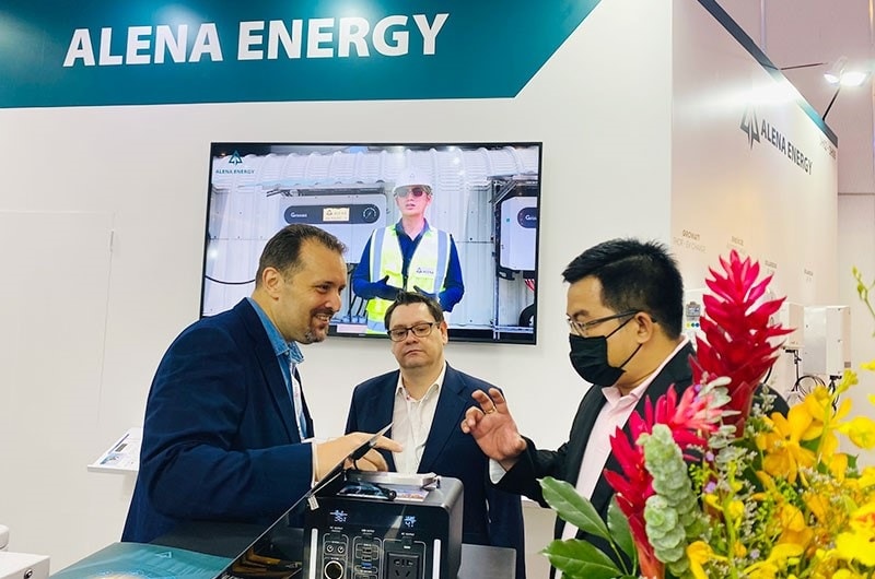 Đối tác nước ngoài tìm hiểu sản phầm, giải pháp ALENA ENERGY tại The Solar Show Vietnam 2022