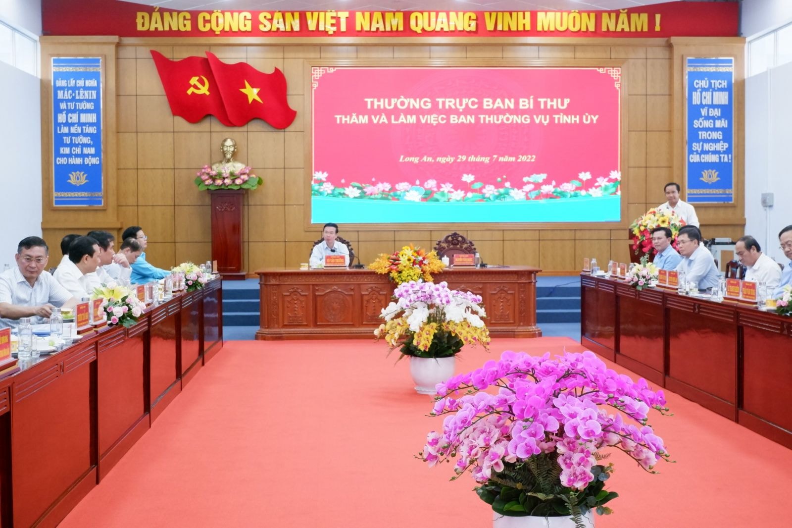 Quang cảnh buổi làm việc