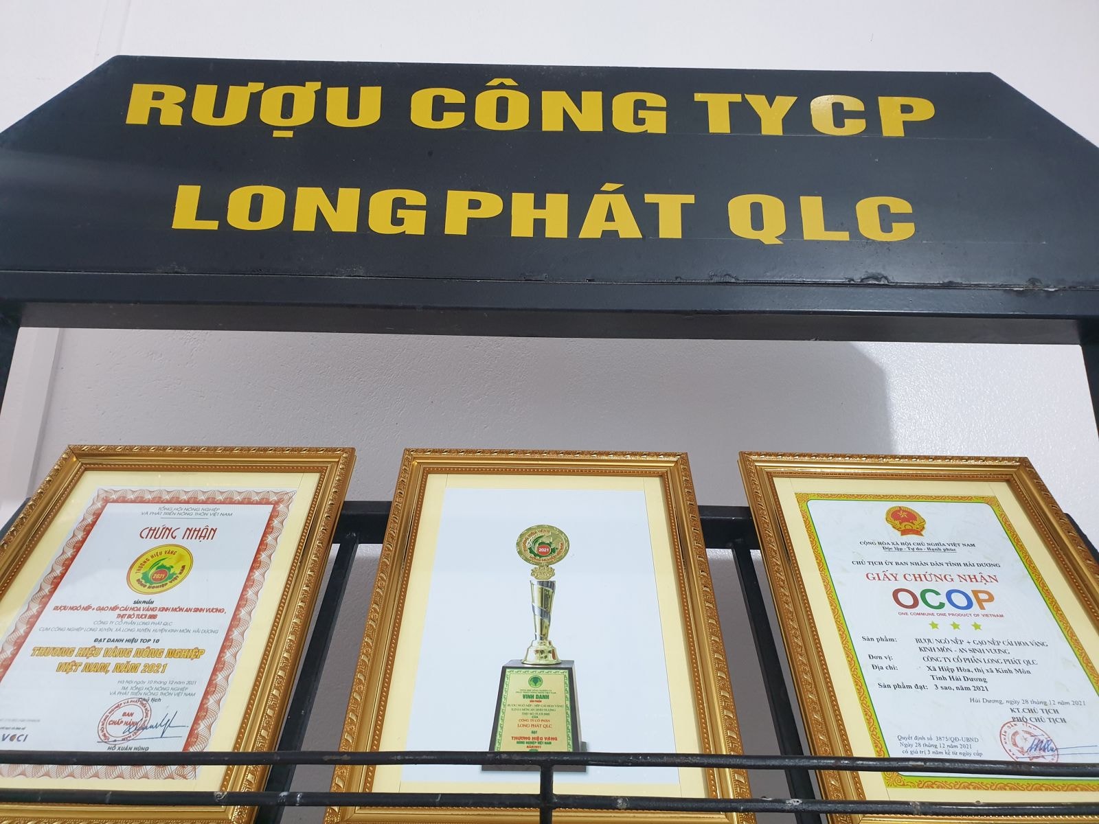 Công ty Long Phát QLC đã đạt được nhiều giải thưởng có giá trị như; Danh hiệu vàng nông nghiệp Việt Nam, năm 2021; Thương hiệu vàng Nông nghiệp Việt Nam; Giấy chứng nhận OCOP 3 sao, rượi ngô nếp + gạo nếp cái hoa vàng Kinh Môn - An Sinh Vương.