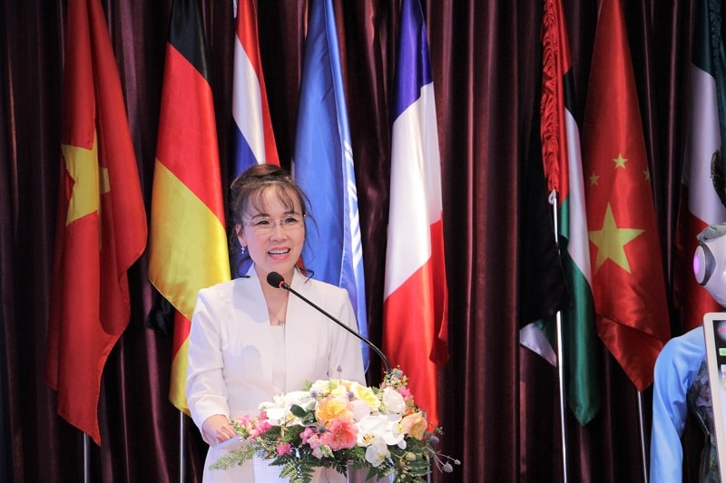 Bà Nguyễn Thị Phương Thảo, từ đầu cầu TP Hồ Chí Minh, phát biểu về vai trò quan trọng của sáng tạo công nghệ, tại buổi lễ trực tuyến nhận bằng khen từ Bộ Tài chính, tháng 10/2021 