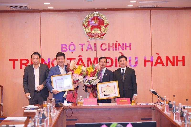 Bộ trưởng Hồ Đức Phớc trao bằng khen cho Tập đoàn Sovico và Tập đoàn FPT tại buổi lễ trực tuyến giữa 2 đầu cầu Bộ Tài chính và TP HCM, tháng 10/2021. 