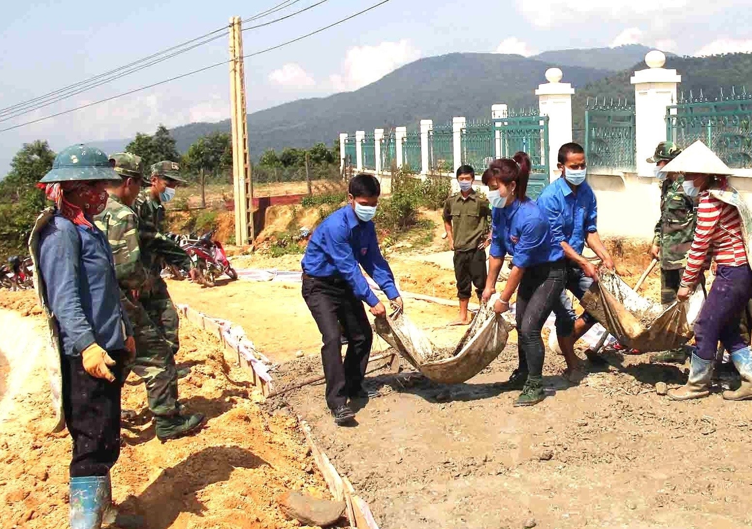 Các đoàn thể và người dân xã Thu Lũm (Mường Tè) tham gia làm đường giao thông nông thôn