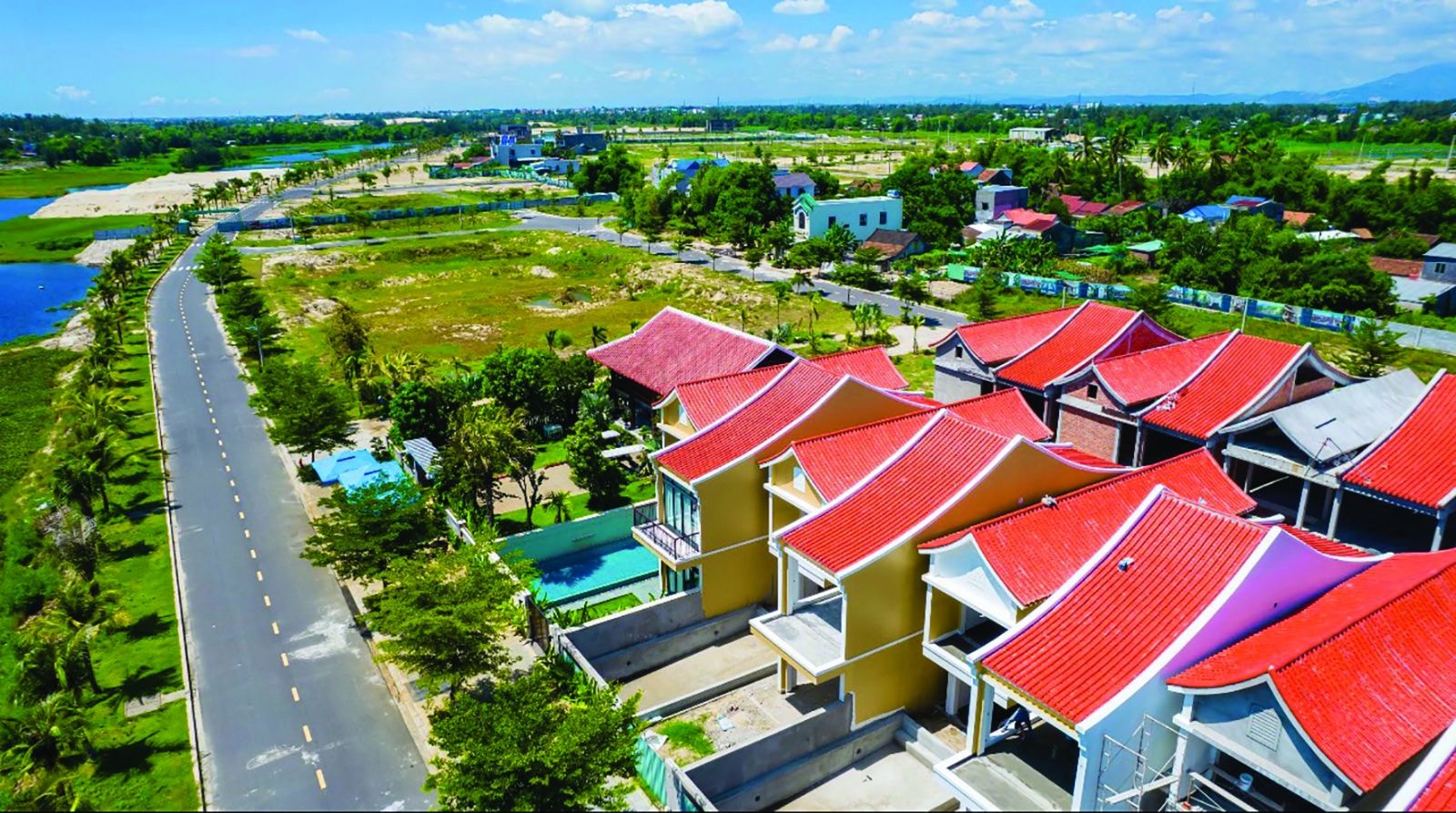  Xu hướng phát triển shophouse mặt đường trục Quốc lộ 1A và ven sông Cổ Cò đang chiểm ưu thế tại thị trường địa ốc Quảng Nam. (Ảnh Khu biệt thự cao cấp Rosa Luxury Villas tại TX. Điện Bàn, tỉnh Quảng Nam đang trong giai đoạn hoàn thiện). 