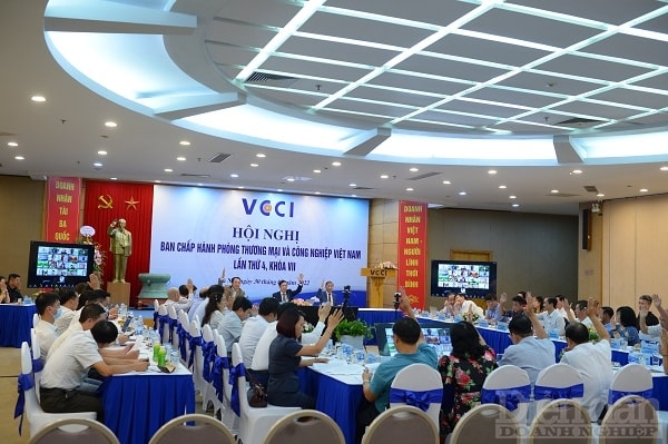 Đối với phưog thức hoạt động, trong nội bộ hệ thống cơ quan VCCI cũng có rất nhiều đổi mới. Từ cách thức chia sẻ thông tin, đến phối hợp công tác giữa các đơn vị có sự chặt chẽ, sinh hoạt dân chủ, tập thể Ban Thường trực đoàn kết gắn bó, các ban, đơn vị tương trợ nhau. Ảnh: Quốc Tuấn