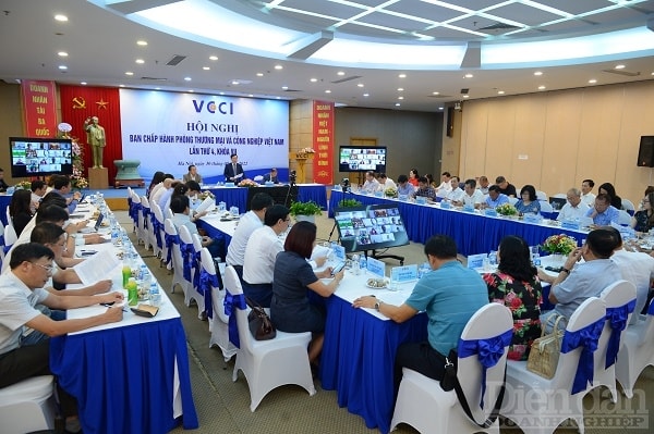 Tuy nhiên, Chủ tịch VCCI Phạm Tấn Công đánh giá 6 tháng cuối năm 2022 vẫn còn nhiều thách thức với cộng đồng doanh nghiệp, quốc gia và Ban Chấp hành.. Ảnh: Quốc Tuấn