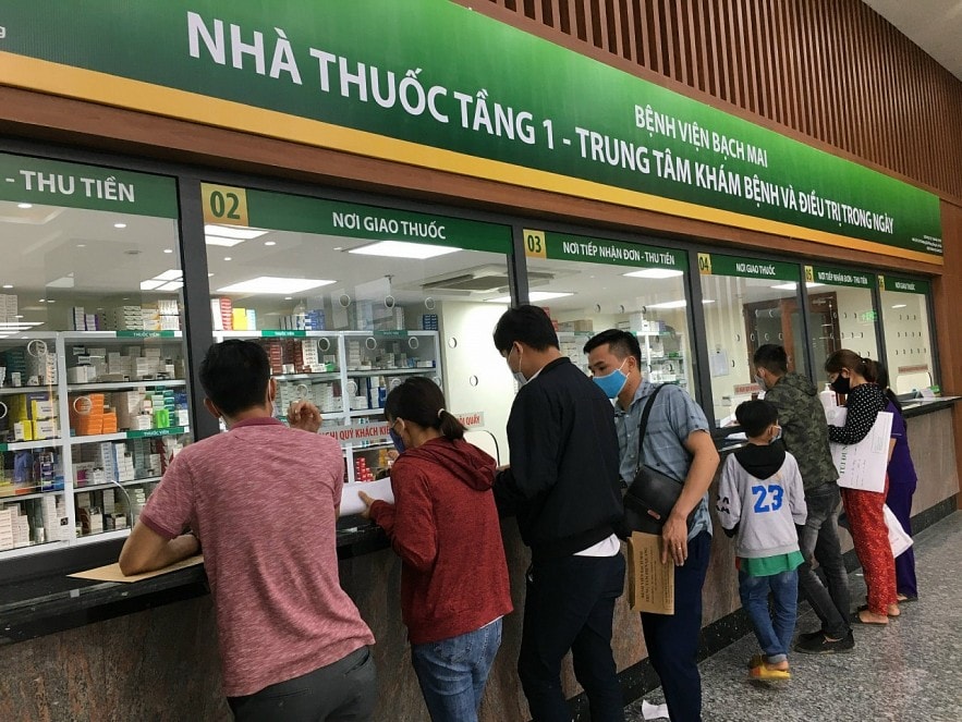 Người bệnh chờ nhận thuốc tại quầy thuốc Bệnh viện Bạch Mai