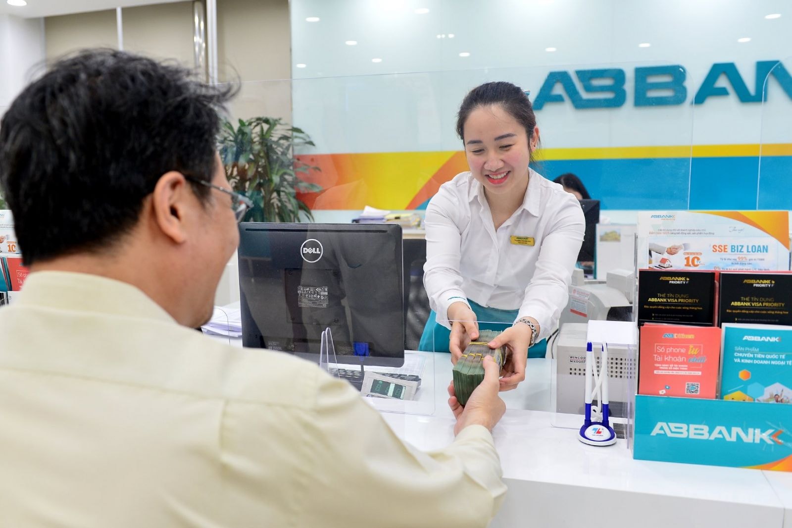 ABBANK chứng thức thực hiện hỗ trợ lãi suất 2% cho doanh nghiệp thuộc các ngành nghề, lĩnh vực bị ảnh hưởng nặng nề của đại dịch Covid-19 theo Nghị định 31/2022/NĐ-CP và Thông tư 03/2022/TT-NHNN.