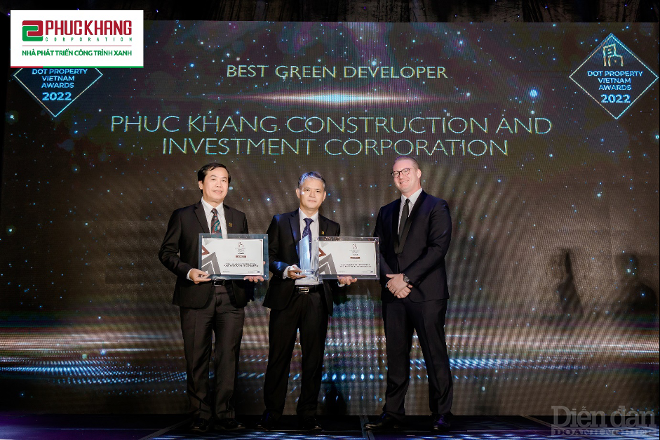 2 đại diện của Phuc Khang Corporation nhận giải thưởng Dot Property Vietnam Awards 2022