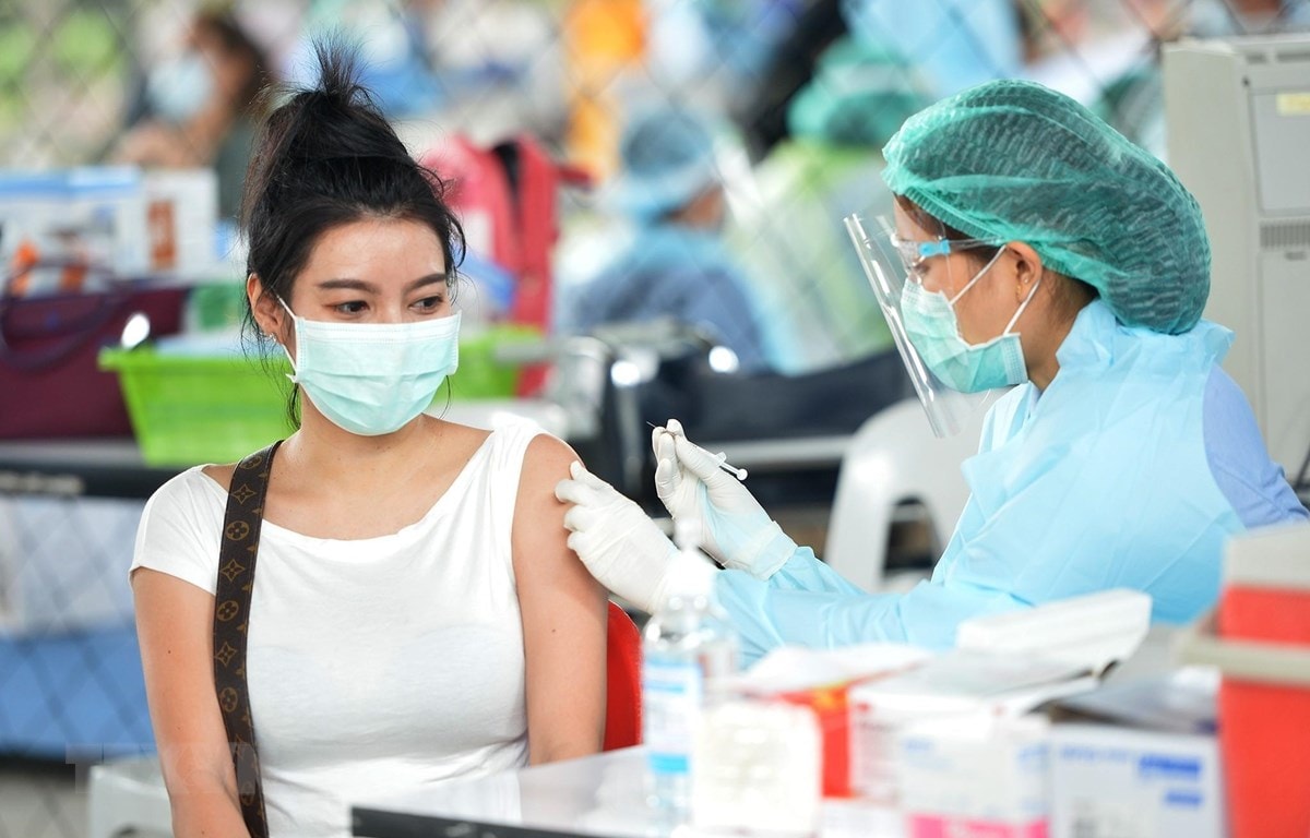 Nhân viên y tế tiêm vaccine ngừa COVID-19 cho người dân tại Bangkok, Thái Lan. (