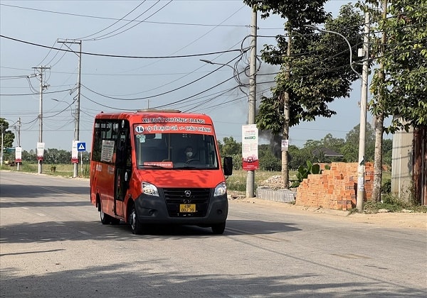 Việc tỉnh An Giang đưa 15 tuyến xe buýt tiêu chuẩn châu Âu nhằm góp phần hạn chế sử dụng phương tiện giao thông cá nhân, giảm ùn tắc và tai nạn giao thông trên địa bàn. Ảnh: 