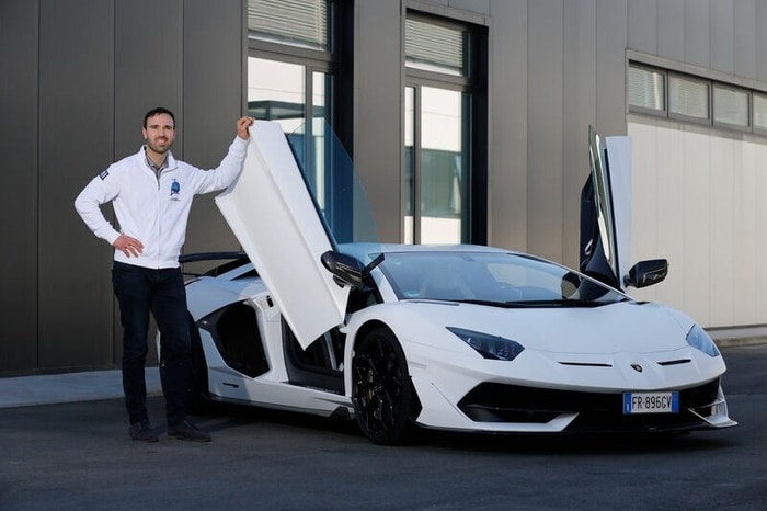 Apple đã mời một trong những giám đốc phát triển xe hơi hàng đầu của Lamborghini