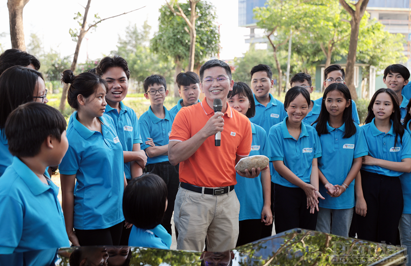 Ông Đỗ Văn Khắc - CEO FPT Japan (FJP) chia sẻ. “Với quà tặng này, chúng tôi mong các con dùng bóng chày như một phương tiện mở rộng giao lưu với sân chơi thế giới”