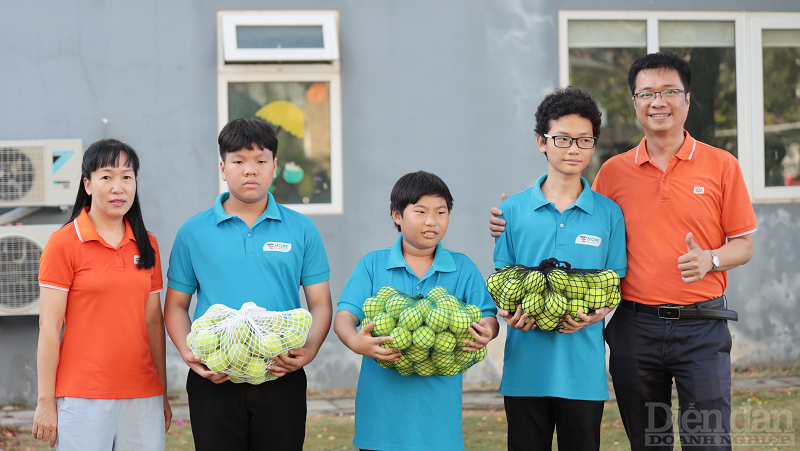 Những trái bóng chày được trao tận tay cho các em học sinh trường Hy Vọng