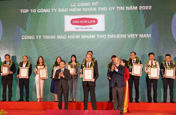 Ông Seigo Fujimaru - Phó Tổng Giám đốc Điều hành Dai-ichi Life Việt Nam, nhận Giải thưởng “Top 2 Công ty Bảo hiểm Nhân thọ uy tín” năm 2022.