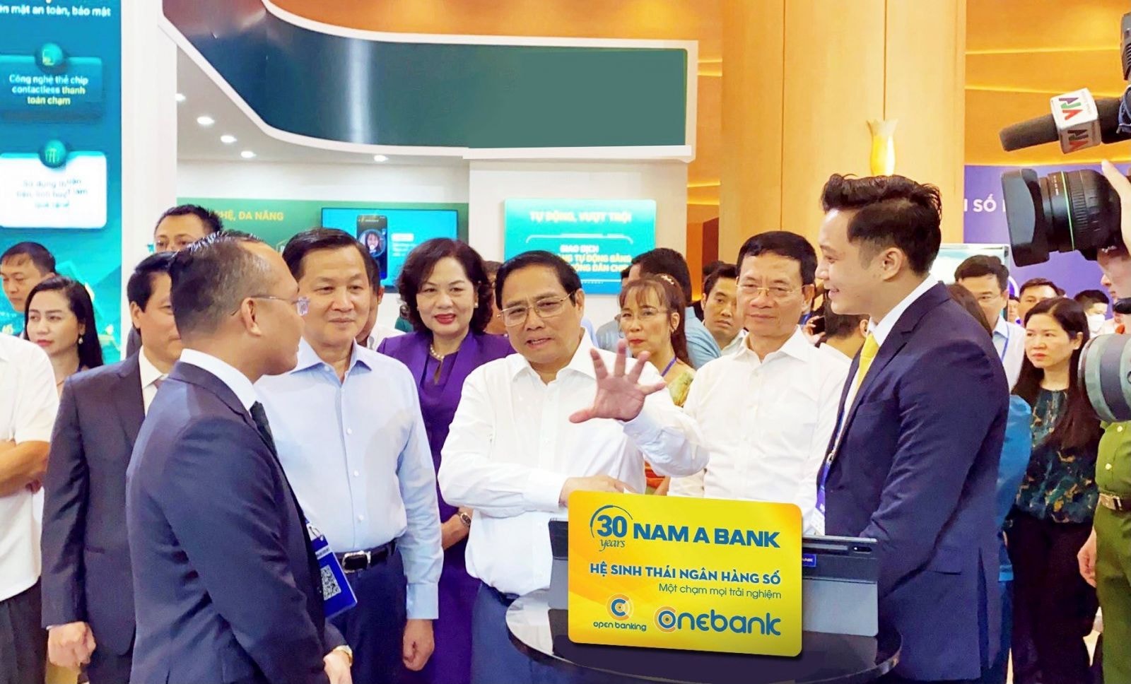 Thủ Tướng Phạm Minh Chính tham quan Hệ sinh thái Ngân hàng số của Nam A Bank.