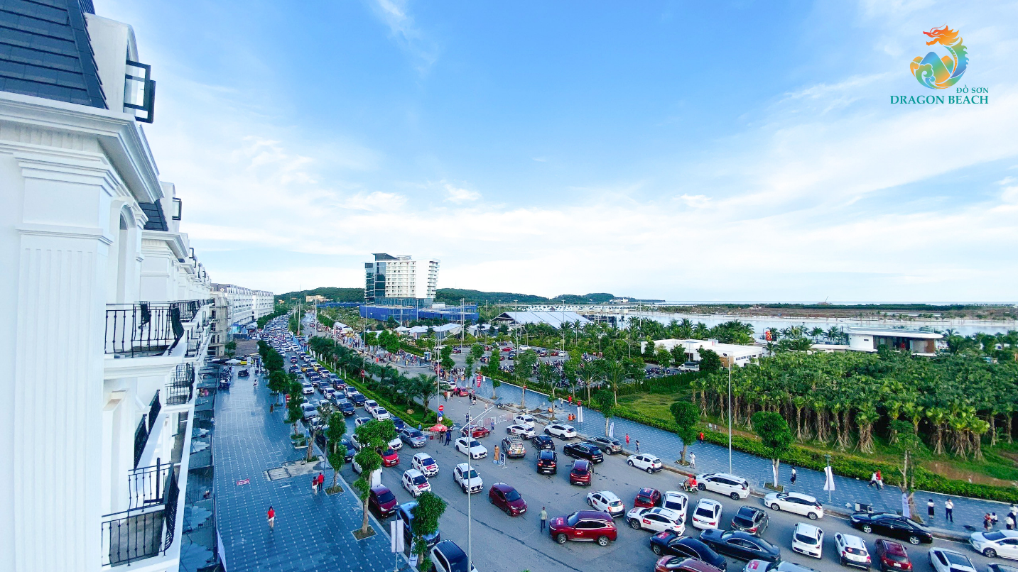  Đoàn xe đông đúc trên trục đại lộ 48m tại KDL Quốc tế Đồi Rồng 