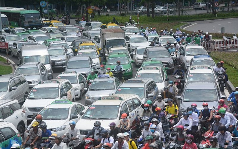  taxi truyền thống, xe công nghệ thường đậu ở các đường xung quanh, khiến khu vực bị ùn tắc