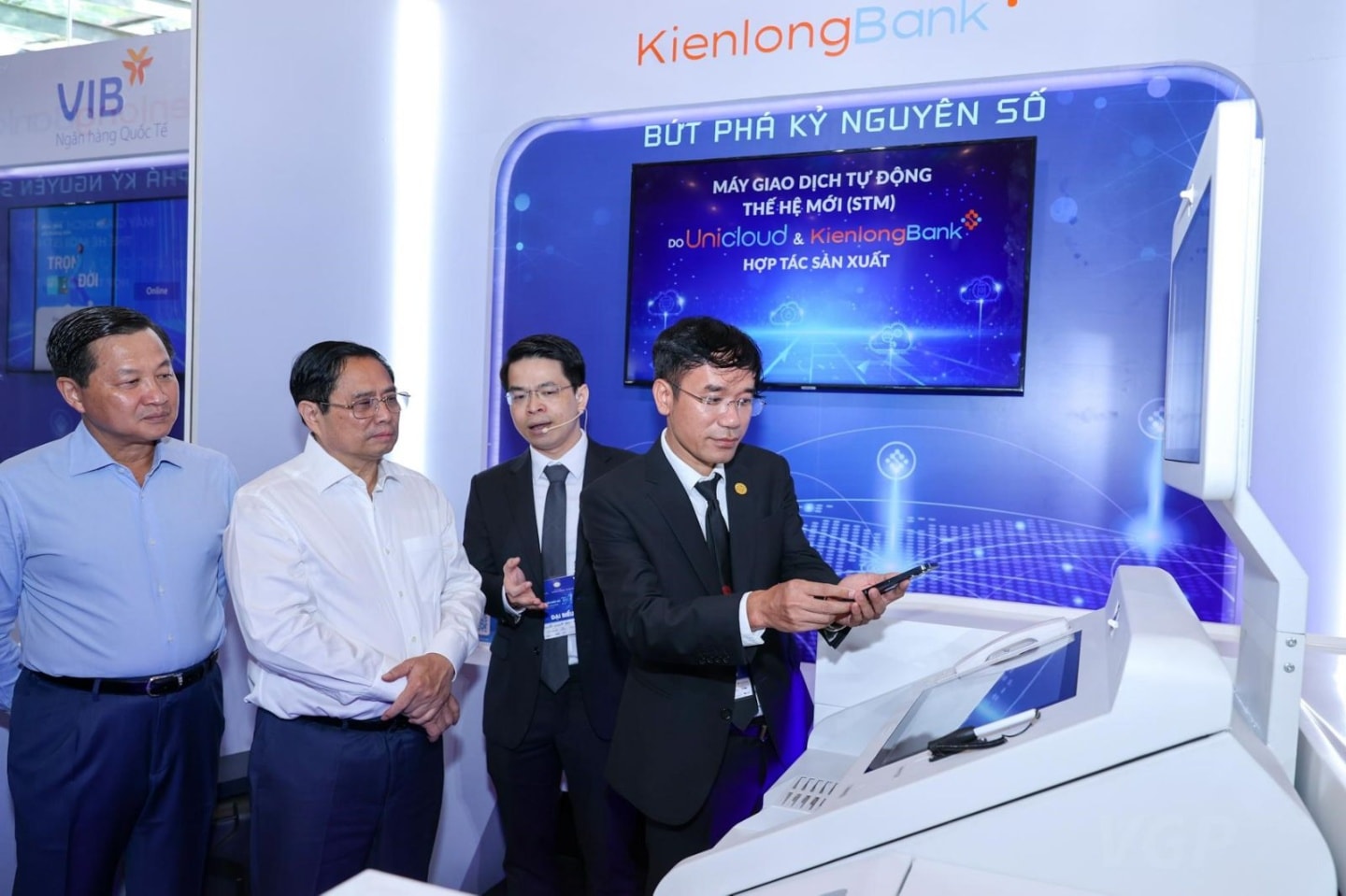 Đại diện KienlongBank và Unicloud Group giới thiệu với Thủ tướng Chính phủ Phạm Minh Chính và Phó Thủ tướng Lê Minh Khái về các tính năng của máy STM .