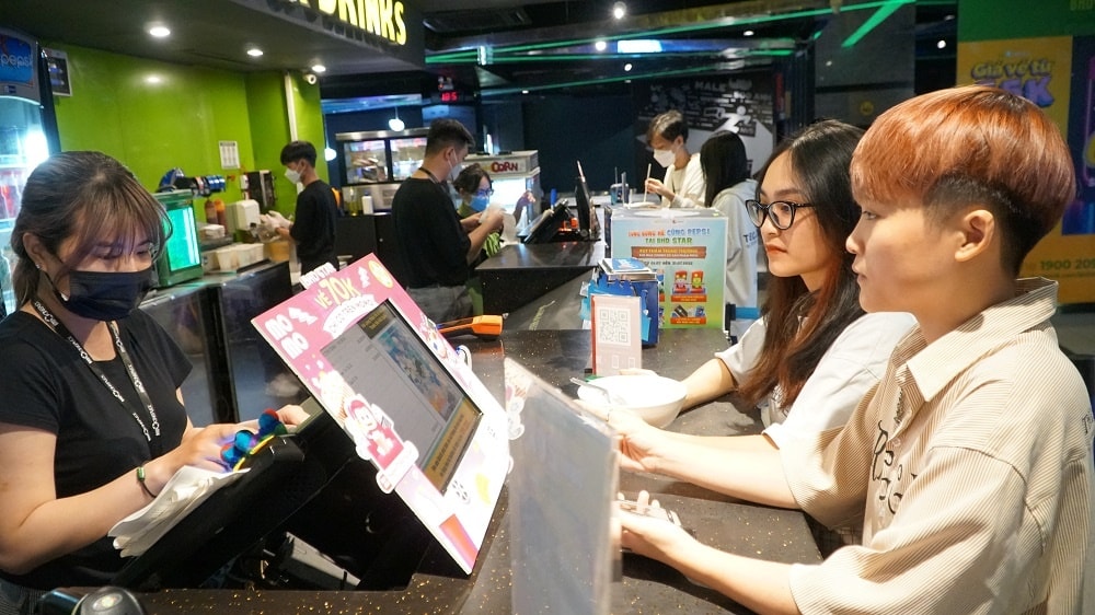  Khách đến xem phim mang theo tô cơm vào rạp xem phim Conan. Ảnh: Lê Nam