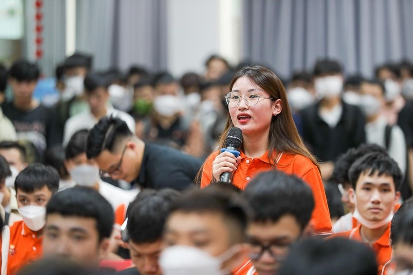 Sinh viên đặt câu hỏi đến triệu phú công nghệ Vương Phạm.