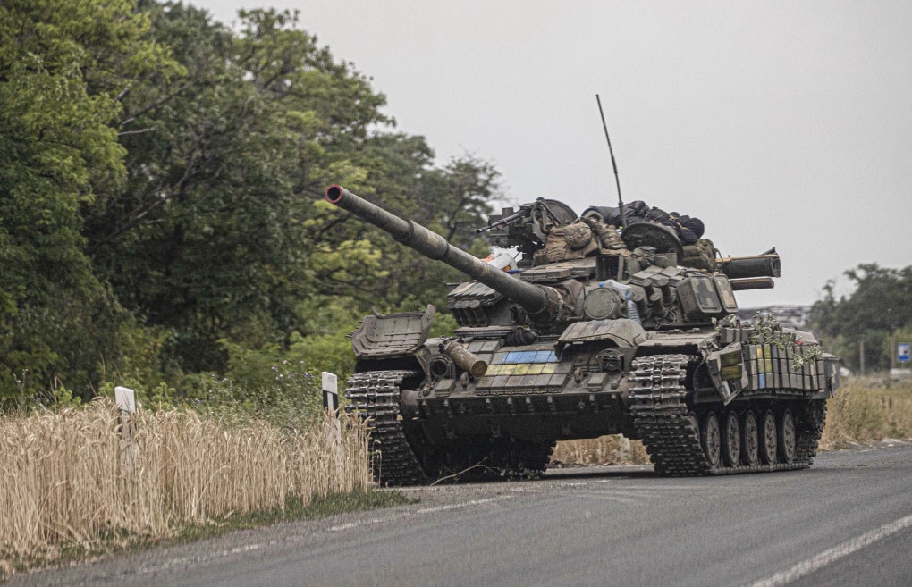 Xe tăng T-64 Ukraine tuần tra gần thành phố Bakhmut hôm 10/7. Ảnh: AFP.