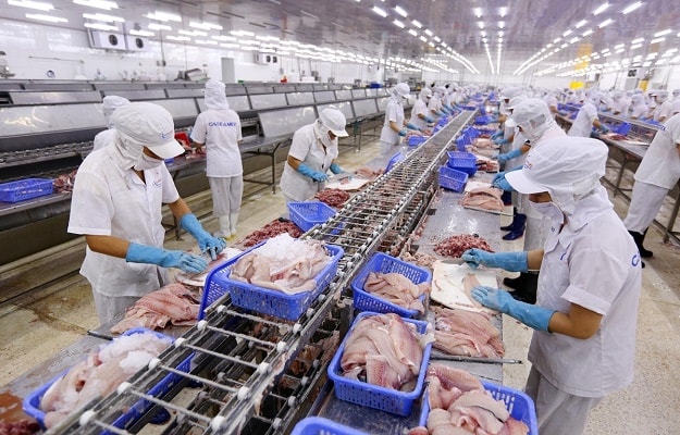 Hiệp định EVFTA cắt giảm thuế quan đối với hàng hóa và dịch vụ, giúp tạo điều kiện cho hàng hóa Việt Nam có điều kiện cạnh tranh, phát triển mạnh tại thị trường châu Âu. Ảnh minh hoạ: 