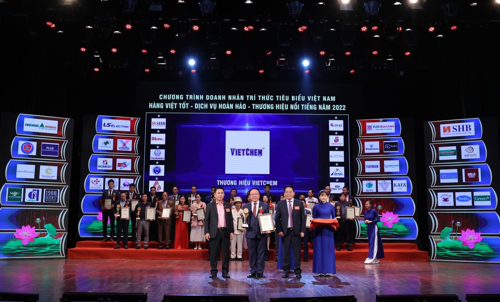 Ông Nguyễn Đức Việt - Chủ tịch HĐQT VIETCHEM nhận chứng nhận và kỷ niệm chương cho danh hiệu “Thương hiệu nổi bật và uy tín Đất Việt 2022”