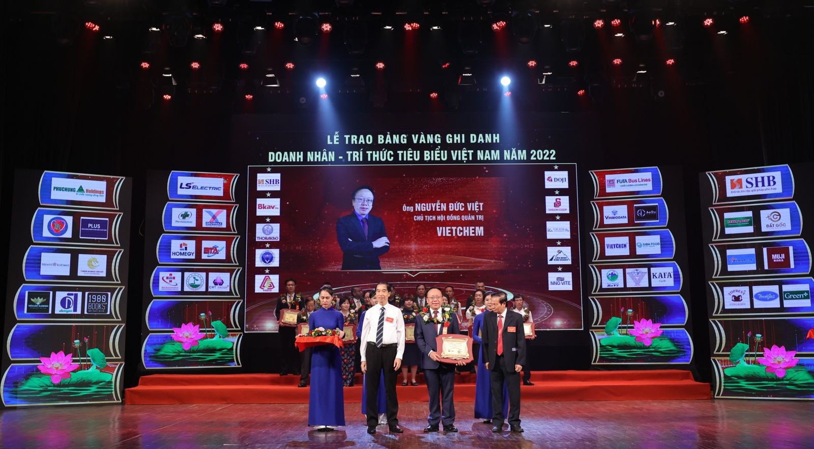 Giải thưởng “Doanh nhân vàng Đất Việt” năm 2022 là một trong những sự ghi nhận thành tích xuất sắc của Chủ tịch HĐQT VIETCHEM - ông Nguyễn Đức Việt trong phong trào thi đua sản xuất kinh doanh