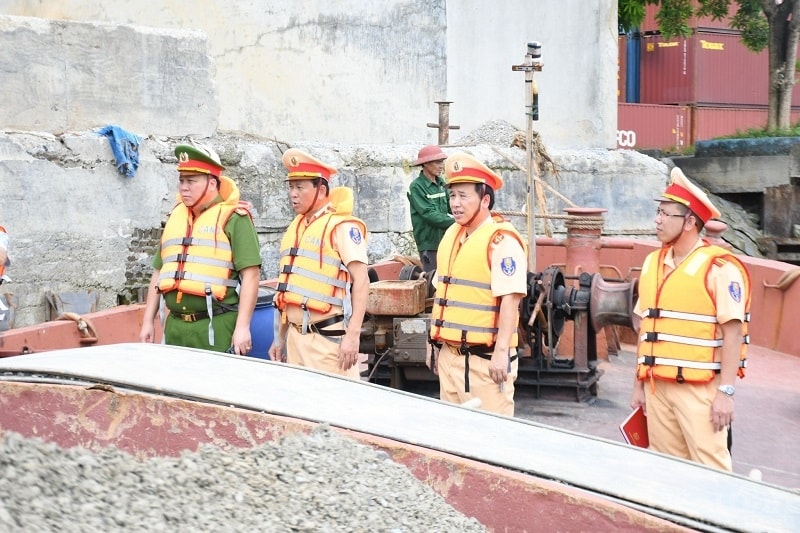 Ông Bùi Trung Thành - Phó trưởng Ban ATGT TP Hải Phòng,p/Phó giám đốc Công an TP Hải Phòng chỉ đạo kiểm tra xử lý phương tiện vi phạm chở hàng quá vạch dấu mớn an toàn