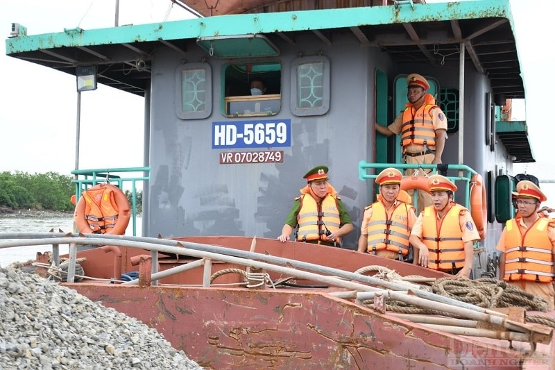 Vào khoảng 8h45’ ngày 4/8, trên tuyến sông cấm, tàu HD 2619 chở đất núi hướng từ ngã 3 sông Bạch Đằng đi cầu Bính đã vi phạm lỗi chở hàng hóa quá vạch dấu mớn nước an toàn của phương tiện. Lúc 9h10’, cũng trên sông Cấm, tàup/HD5659 chở đá dăm vi phạm các lỗi: chở hàng hóa quá vạch dấu mớn nước an toàn của phương tiện; thiếu định biên thuyền viên. Tiếp đó, vào lúc 9h36’ cùng ngày, trên sông Bạch Đằng, tàu HD 5599 chở than cám vi phạm lỗi chở hàng hóa quá vạch dấu mớn nước an toàn của phương tiện