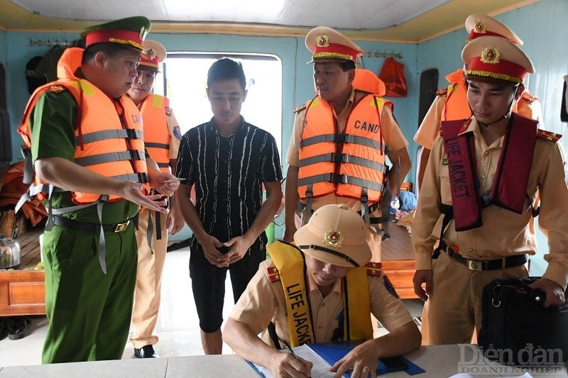 Lực lượng chức năng tiến hành lập biên bản xử lý nghiêm túc các lỗi vi phạm; xỷ lý đơn vị quản lý, chủ phương tiện theo quy định